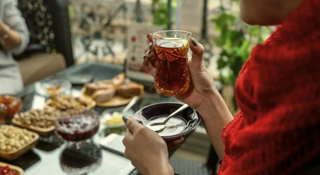 Как пьют чай в азербайджанских чайханах